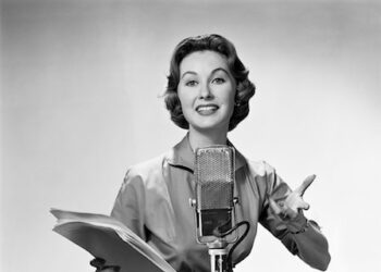 846-02796670
© ClassicStock / Masterfile
Model Release: Yes
Property Release: No
1950s 1960s WOMAN ANNOUNCER READING FROM PAPERS SPEAKING INTO MICROPHONE