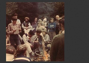 I Лемківска Ватра в Чарній, 1983 р.; Стефанія Трохановска стоіт в центрі фотоґрафіі, долов діти Мирослав і Славомир, муж Ярослав, шваґєр Петро. Фот. архів ансамблю «Лемковина» ©